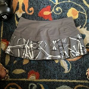 Nike flare base gray, black and white skirt
